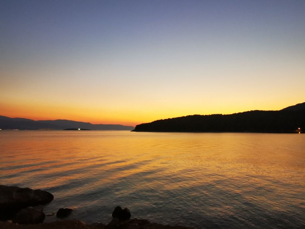 Réveil à côté de Lineari Beach - Lever de soleil sur la crique