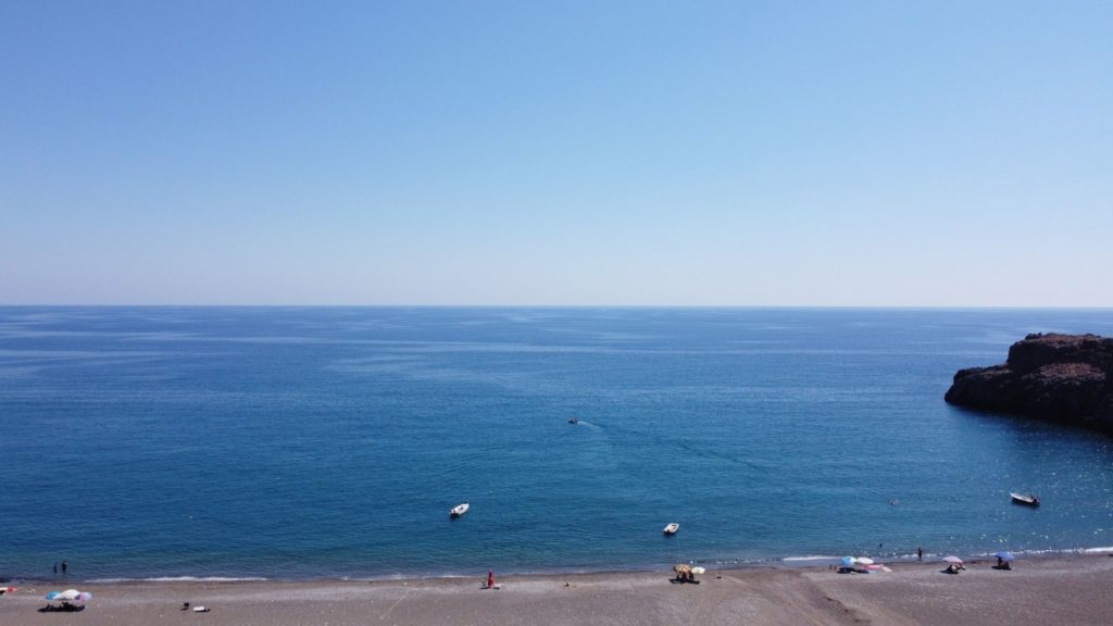 Vue en drone de la baie de Trypiti