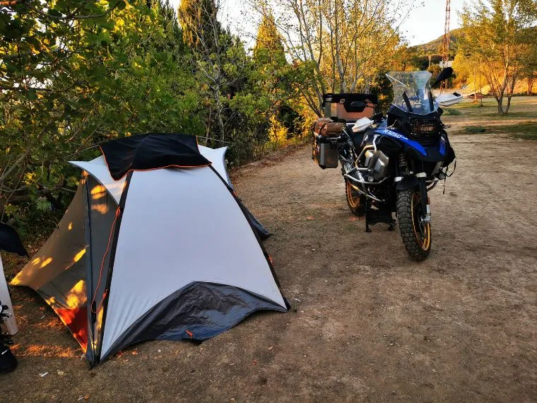 Article sur comment choisir sa tente pour un roadtrip en moto