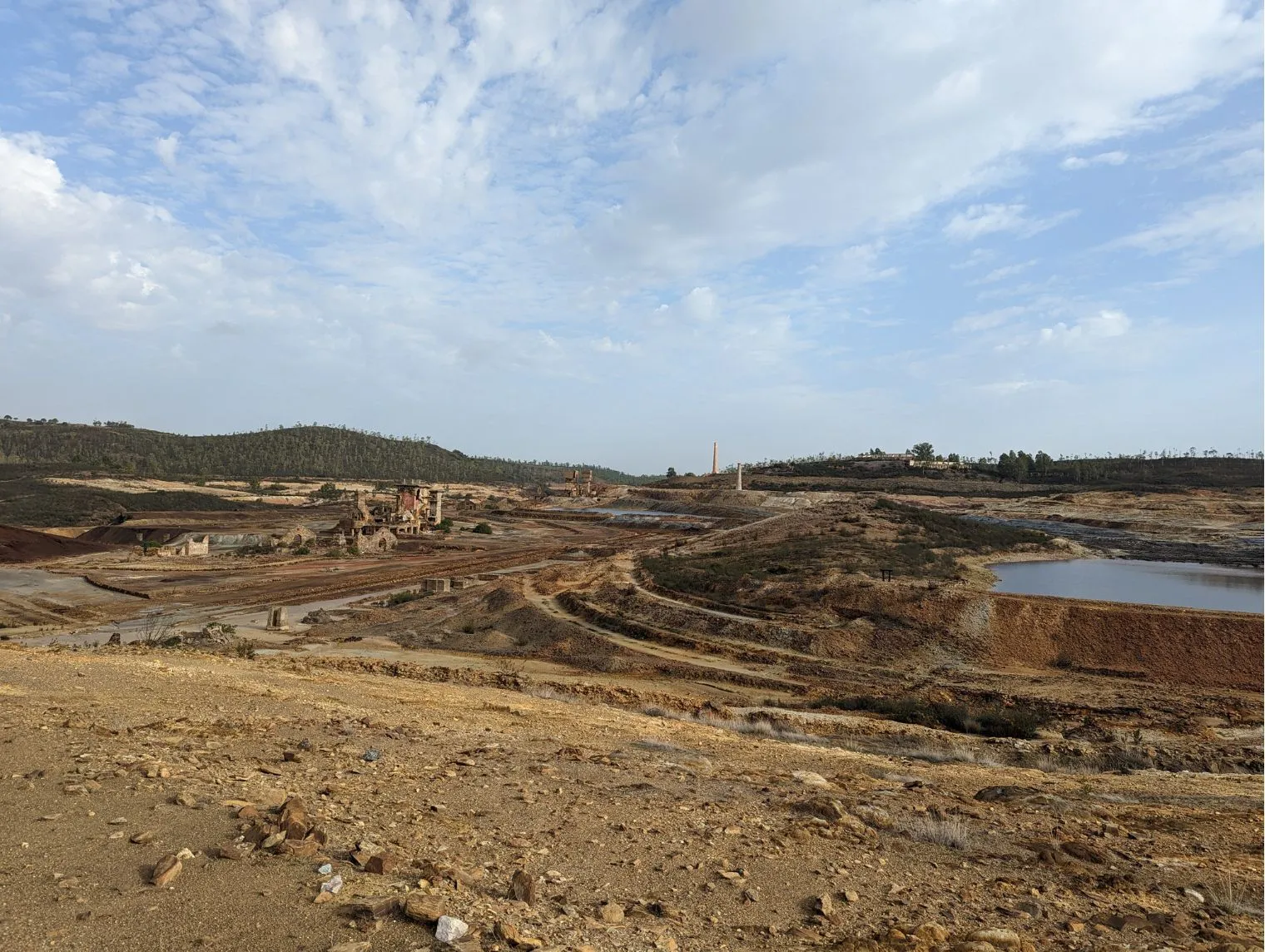 Vue de loin de la mine de Sao Domingo sur le tracé de l'ACT Portugal