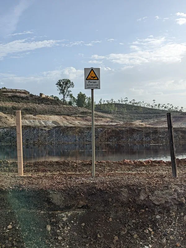 Panneau sur l'acidité de l'eau à la mine de Sao Domingo